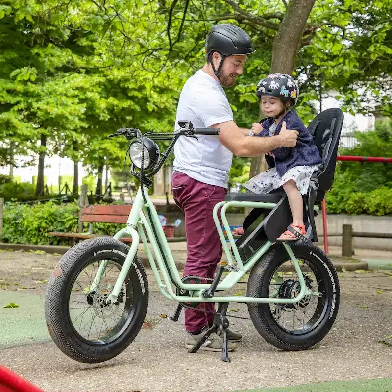 Bolide avec enfant