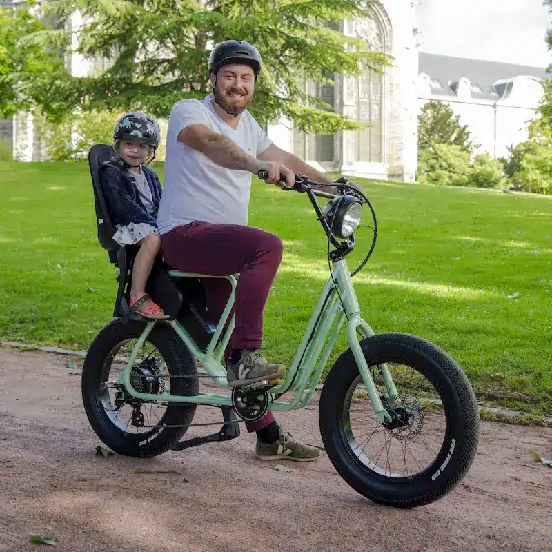 Bolide avec enfant
